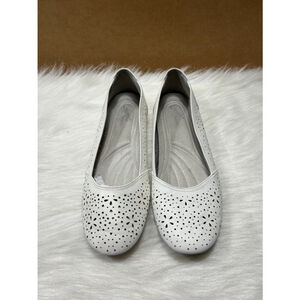 EASY STREET Women's White Leather Low Heel Slip on Almond Toe Size 9M.